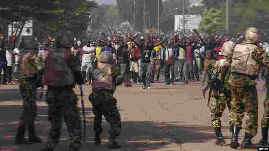 L’armée et les forces de sécurité ont tenté de rétablir l’ordre après une vague des manifestations dont le point culminant était l’incendie du parlement jeudi le 30 octobre 2014, contraignant le président Blaise Compaoré à la démission vendredi 31 octobre 2014 après 27 années de règne.