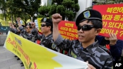 Para pembangkang Korea Utara menyerukan slogan-slogan dalam konferensi pers yang menuntut perbaikan kondisi HAM negara itu, di Seoul (8/10). (AP/Ahn Young-joon)