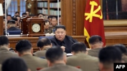 김정은 북한 국무위원장이 당 중앙군사위 제7기 제3차 확대회의를 주재하는 하는 모습을 북한 관영 '조선중앙통신'이 지난 22일 보도했다.