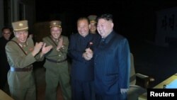 지난 28일 김정은 북한 국무위원장이 대륙간탄도미사일 '화성-14'의 2차 시험발사를 참관했다.