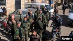 Pasukan pemerintah Suriah bersama warga di bagian utara propinsi Aleppo merayakan dibebaskannya wilayah ini dari pengepungan pemberontak, awal bulan ini (foto: dok).