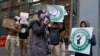Para pekerja melakukan aksi mogok dan meneriakkan slogan di depan gerai Starbucks di New York (foto: dok). Pekerja Starbucks di lebih dari 100 gerai di AS mengatakan mereka akan melakukan aksi mogok. 