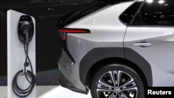 Sebuah kendaraan listrik buatan Toyota dipamerkan dalam Bangkok International Motor Show di Bangkok, Thailand, pada 30 Maret 2022. (Foto: Reuters/Soe Zeya Tun)