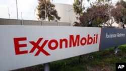Tanda Exxon Mobil Torrance Refinery di Torrance, California, 30 Januari 2012. (Foto: dok).