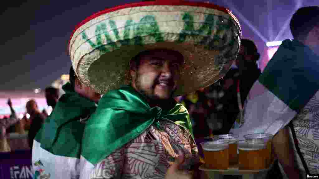 Fanatik Meksik poze pou yon foto pandan festival fanatik FIFA a pou ouveti Mondyal Foutbol Qatar la nan Doha, 19 Nov. 2022.