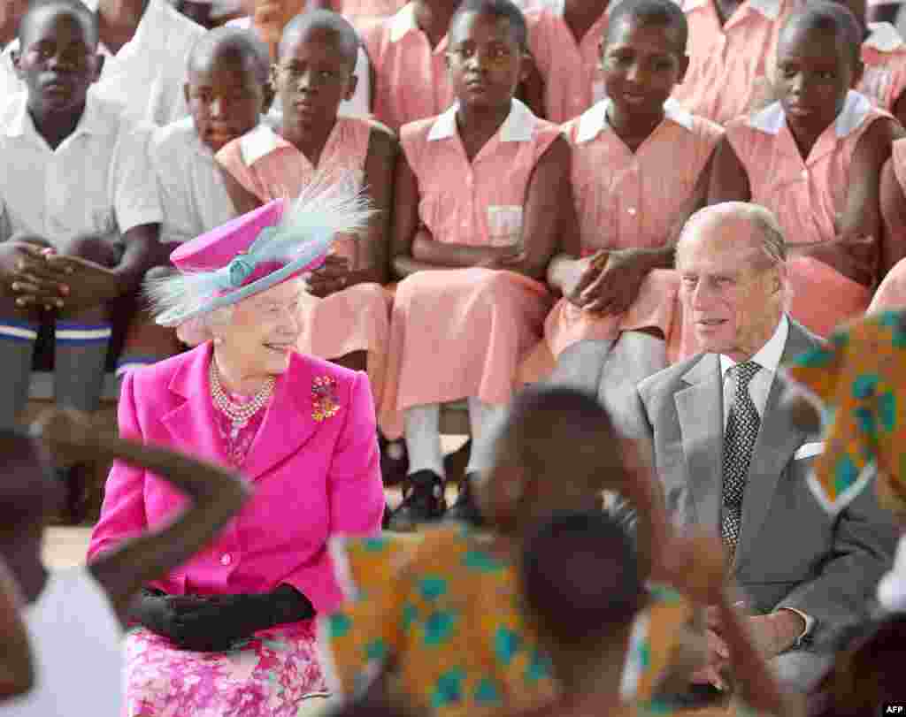 Oggoota 70 darbaniifii giiftii biyyaa Briteen ka turan G iiftii Elizaabet II du’aan boqataniiru. Bara jireenya isaanitti biyyoota Afrikaa yeroo daawwatan suuraawwan ka'an keessaa amma tokko. 