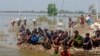 Korban banjir besar akibat hujan monsun menunggu bantuan dari Angkatan Darat Pakistan di distrik Qambar Shahdadkot di Provinsi Sindh, Pakistan, Jumat, 9 September 2022. (AP/Fareed Khan)
