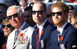 Pangeran Charles, Pangeran William dan Pangeran Harry menghadiri upacara peringatan 100 tahun Pertempuran Vimy Ridge, di Vimy, Prancis, Minggu, 9 April 2017. (Foto: via AP)