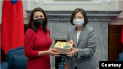Presiden Taiwan Tsai Ing-wen bertemu dengan Stephanie Murphy, kepala delegasi kongres AS, 8 September 2022. (Foto Istana Kepresidenan Taiwan)
