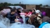 ຊົນ​ກຸ່ມ​ນ້ອຍ​ອາ​ເມ​ເນຍ ຈາກ​ເຂດ​ນາ​ກໍ​ໂນ-ກາ​ຣາ​ບາກ ພາ​ກັນ​ນັ່ງ​ຖ້າ​ລົດ​ບັນ​ທຸກ ເພື່ອ​ເດີນ​ທາ​ງ​ໄປ​ກໍ​ນິດ​ຊ​ໍ (Kornidzor) ໃນ​ເຂດຊຸນ​ສ​ຢູ​ນິກ (Syunik) ຂອງ​ອາ​ເມ​ເນຍ ເມື່ອ​ວັນ​ທີ 25 ກັນ​ຍາ 2023. 
