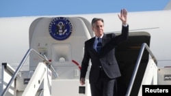 Menteri Luar Negeri AS Antony Blinken tiba di Bandara Internasional Nene Tereza di Tirana, Albania, pada 15 Februari 2024. (Foto: Armando Babani/Pool via Reuters)