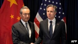 Menteri Luar Negeri AS Antony Blinken menjabat tangan pejabat Partai Komunis China Wang Yi dalam pertemuan di Jakarta, pada 13 Juli 2023. (Foto: Dita Alangkara/Pool/AFP)
