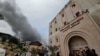Asap mengepul menyusul serangan Israel di dekat Rumah Sakit Indonesia yang kehabisan bahan bakar dan listrik, di Jalur Gaza utara, 12 November 2023. (Foto: REUTERS/Anas al-Shareef)