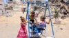Anak-anak bermain di kamp pengungsi Jabalia di utara Jalur Gaza, pada 17 Juni 2024. (Foto: AFP/Omar Al-Qattaa)