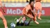 ລິເກ ມາຣ໌ເທນສ໌ (Lieke Martens) ຂອງເນເທີແລນ, ຂວາ, ສະແດງກິລິຍາໂຕ້ຕອບຫຼັງຈາກການເຂົ້າປະທະຈາກດ້ານຫຼັງຂອງ ແອນດີ ຊູລລີວານ (Andi Sullivan) ຂອງສະຫະລັດໃນລະຫວ່າງການແຂ່ງຂັນບານເຕະຍິງໂລກກຸ່ມ E ລະຫວ່າງສະຫະລັດແລະເນເທີແລນທີ່ ນະຄອນຫຼວງວິລລິງຕັນ (Wellington), ນິວຊີແລນ, ວັນທີ 27 ກໍລະກົດ 2023
