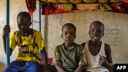 Watoto waliwa katika kambi ya wakimbizi wa ndani iliyoko al-Suwar, takriban kilomita 15 kaskazini mwa Wad Madani, Juni 22, 2023. Picha na AFP. 