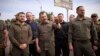 Presiden Ukraina Volodymyr Zelenskyy (kiri) mengunjungi daerah yang dilanda banjir di Kherson, Ukraina, Kamis, 8 Juni 2023. 
