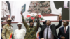 Jenerali Abdel Fattah al-Burhan (katikati) na Jenerali Mohamed Hamdan Daglo "Hemeti" (wapili kushoto) wakati wa kutia saini "tamko la kikatiba" huko Kharoum Agosti 17, 2019, Picha na Ebrahim HAMID / AFP