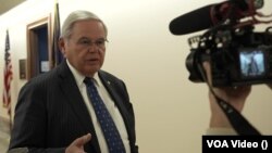Сенатор-демократ від Нью-Джерсі Боб Менендес, під час інтерв’ю українській службі «Голосу Америки».