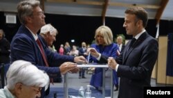 Shugaban kasar Faransa Emmanuel Macron lokacin da ya kada kuri'arsa a Le Touquet-Paris-Plage, Yuli 7, 2024. 