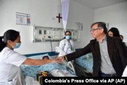 Presiden Kolombia Gustavo Petro menyapa seorang perawat yang merawat salah satu dari empat anak pribumi yang selamat dari kecelakaan pesawat Amazon di sebuah rumah sakit militer di Bogota, Kolombia, Sabtu, 10 Juni 2023. (Kantor Pers Kolombia via AP)