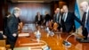 Sekretaris Jenderal PBB Antonio Guterres (kiri), dan Menlu Rusia Sergey Lavrov, Presiden Dewan Keamanan PBB saat ini (kedua dari kanan) bersiap memulai pertemuan mereka di markas PBB di New York hari Senin, 24 April 2023.