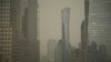 Asap menyelimuti area gedung-gedung pencakar langit di Manhattan, New York, pada 6 Juni 2023, akibat kebakaran hutan yang melanda wilayah Kanada. (Foto: AP/Patrick Sison)