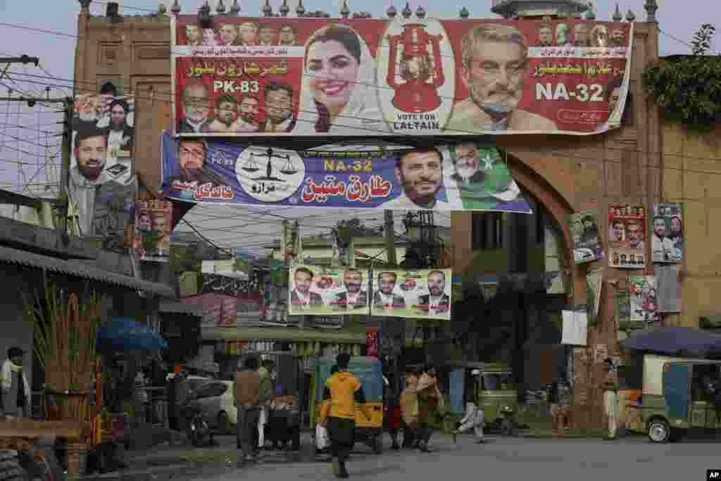 پشاور میں عوامی نیشنل پارٹی، جماعتِ اسلامی، جمعیت علمائے اسلام (ف) اور آزاد امیدواروں کے بینرز آویزاں ہیں۔ 