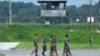 Beberapa tentara Korea Selatan melewati pos penjagaan militer di Paviliun Imjingak di Paju, Korea Selatan, dekat perbatasan dengan Korea Utara, Rabu, 19 Juli 2023 (foto: ilustrasi). 