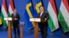 Waziri Mkuu wa Sweden Ulf Kristersson, kushoto, akimsikiliza mwenzake wa Hungary, Viktor Orban, wakati wa mkutano wa waandishi wa habari kwenye ukumbi wa Carmelite Monastery, Budapest, Hungary, Feb 23, 2024.