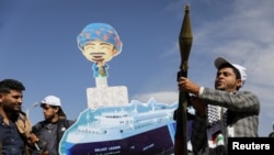 지난 7일 예멘 수도 사나에서 후티반군 지지자들이 나포된 '갤럭시 리더'호 그림을 들고 시위하고 있다. (자료사진)