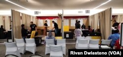Terdapat sembilan bilik penghitungan surat suara pos di PPLN Los Angeles untuk mempercepat proses penghitungan suara