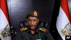 Jenderal Abdel-Fattah Burhan, komandan Angkatan Bersenjata Sudan, berbicara di lokasi yang dirahasiakan dalam pidato pertamanya sejak pertempuran di Sudan dimulai hampir seminggu yang lalu, dalam gambar yang dibuat oleh Angkatan Bersenjata Sudan, 21 April 2023. 