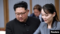 Pemimpin Korea Utara Kim Jong Un dan saudara perempuannya Kim Yo Jong di dalam zona demiliterisasi yang memisahkan kedua Korea, Korea Selatan, 27 April 2018. (Foto: via Reuters)