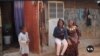 Patience Williams (tengah) bersama ibunya, Victoria Williams (kanan) dan salah seorang adiknya, menuturkan pengalaman mereka terkait praktik setrika payudara di Nigeria. (VOA/videograb)
