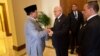 Presiden Palestina Mahmoud Abbas menyalami Menteri Pertahanan RI sekaligus presiden terpilih Prabowo Subianto sebelum melangsungkan pembicaran di sela KTT yang membahas bantuan untuk Gaza, di Laut Mati, Yordania, Selasa, 11 Juni 2024. (Foto: Kementerian Pertahanan RI)