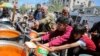 Warga Palestina mengatre untuk mendapatkan makanan yang dimasak oleh para relawan di Rafah, selatan Jalur Gaza, pada 8 Mei 2024. (Foto: Reuters/Hatem Khaled)