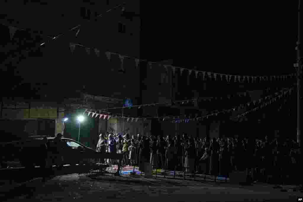 جنگ سے متاثرہ غزہ میں بھی رمضان کی آمد کے بعد تراویح ادا کی جارہی ہے۔ 
