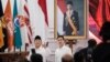 Presiden terpilih Indonesia Prabowo Subianto (Kiri) dan Wakil Presiden terpilih Gibran Rakabuming Raka (kanan) di depan potret Presiden Indonesia Joko Widodo di Kantor KPU, Jakarta, usai pengumuman pemilihan presiden 2024 di Gedung DPR, 24 April 2024. (Yasuyoshi CHIBA / AFP)