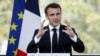 Le président français Emmanuel Macron prononce un discours lors d'une réunion avec des responsables locaux dans le cadre d'une visite à Savines-Le-Lac, dans le sud-est de la France, le 30 mars 2023. (Photo de Sébastien NOGIER / POOL / AFP)