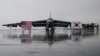 한국 청주 공군기지에 착륙한 미 공군 B-52H 전략폭격기 앞에 미한 양국 국기가 세워져있다.