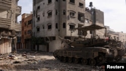 Tank Merkava terlihat saat tentara Israel beroperasi di Jalur Gaza di tengah konflik yang sedang berlangsung antara Israel dan Hamas, 17 Desember 2023. (Foto: via REUTERS)