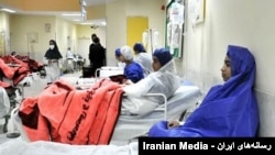 FILE - Anak-anak perempuan Iran korban keracunan di sekolah. 