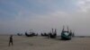 Perahu nelayan di pantai Teknaf, Bangladesh, 9 Maret 2023. Sekitar 180 pengungsi Rohingya melarikan diri dari pantai ini, 1 Desember 2022, menghindari kekerasan yang meningkat di kamp pengungsi di Bangladesh. Kapal mereka menghilang seminggu kemudian. (AP/Mahmud Hossain Opu)
