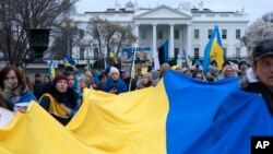 Мітинг біля Білого дому на підтримку України, Вашингтон, 25 лютого 2023 р. AP Photo/Jose Luis Magana