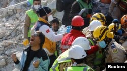 Seorang putra bereaksi ketika ibunya berhasil diselamatkan setelah 177 jam terperangkap di bawah reruntuhan bangunan di Hatay, Turki, 13 Februari 2023. (Foto: REUTERS/Umit Bektas)