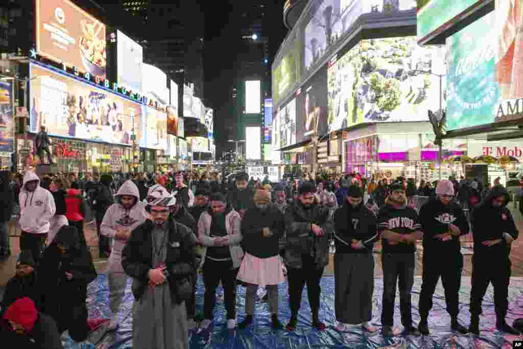 امریکہ میں نیویارک کے معروف ٹائمز اسکوائر پر بھی نمازِ تراویح ادا کی گئی۔ 