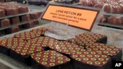 FILE - Pajangan coklat di Jacques Torres, pembuat coklat di kawasan DUMBO, Brooklyn, New York, 28 April 2017. (AP/Beth J. Harpaz)