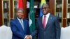 João Lourenço (G) mokonzi ya Angola mpe mobondi ya Union africaine na matata na monyele ya Ekolo Congo démocratique akutani na masolo na président Félix Tshisekedi ya RDC na Kinshasa, 12 sanza ya mwambe 2024. (Présidence RDC)