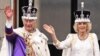 Mfalme Charles wa Uingereza na mkewe Malkia Camilla wakiwa kwenye balcony ya kasri ya Buckingham Mei 6, 2023. Picha na Oli SCARFF / AFP.